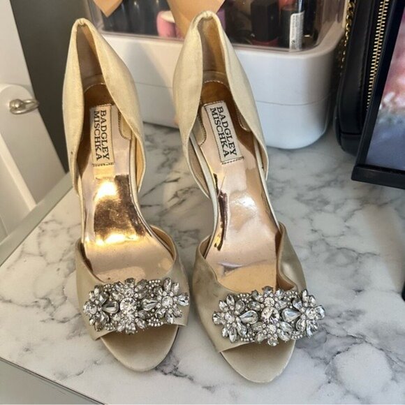 Badgley Mischka- Giana Pump Embellished Heels Size 7 Champaign Color - Picture 3 of 12